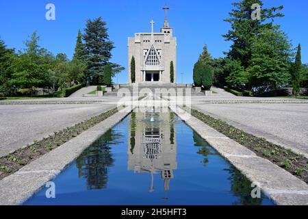 Monte de Santa Catarina, Chiesa di Penha che si riflette in uno stagno, Guimaraes, Minho, Portogallo Foto Stock