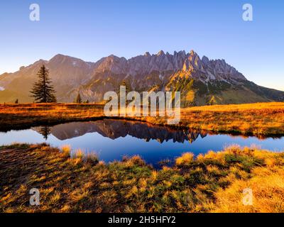 Mandlwaende e Hochkoenig al tramonto riflessi in un lago di montagna, Mandlwand, Hochkoenig, Alpi Berchtesgaden, Muehlbach am Hochkoenig, Pongau Foto Stock