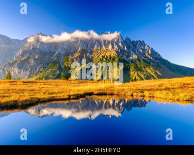 Mandlwaende riflesso in un lago di montagna, Mandlwand, Hochkoenig, Alpi Berchtesgaden, Muehlbach am Hochkoenig, Pongau, Salisburgo, Austria Foto Stock