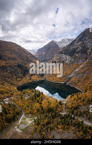 Vista sul Lago d'Antrona e la diga del Lago Campliccioli in autunno. Antrona, Valle Antrona, Piemonte, Verbano Cusio Ossola, Italia. Foto Stock