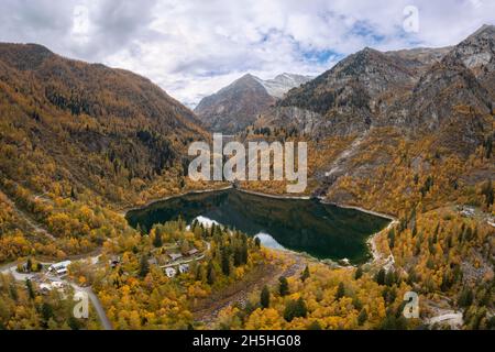 Vista sul Lago d'Antrona e la diga del Lago Campliccioli in autunno. Antrona, Valle Antrona, Piemonte, Verbano Cusio Ossola, Italia. Foto Stock