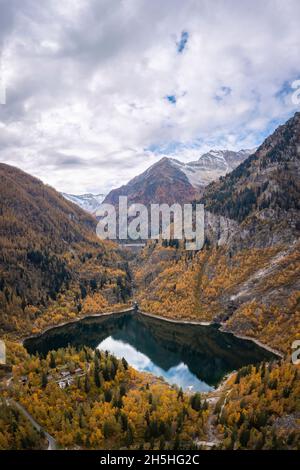 Vista sul Lago d'Antrona e la diga del Lago Campliccioli in autunno. Antrona, Valle Antrona, Piemonte, Verbano Cusio Ossola, Italia. Foto Stock