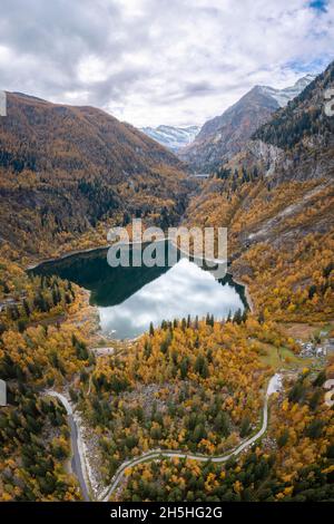 Vista sul Lago d'Antrona e la diga del Lago Campliccioli in autunno. Antrona, Valle Antrona, Piemonte, Verbano Cusio Ossola, Italia. Foto Stock