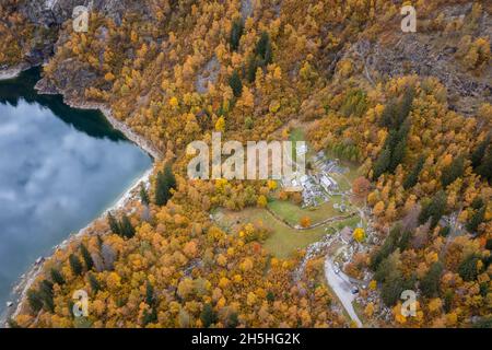 Vista sul Lago d'Antrona e la diga del Lago Campliccioli in autunno. Antrona, Valle Antrona, Piemonte, Verbano Cusio Ossola, Italia. Foto Stock