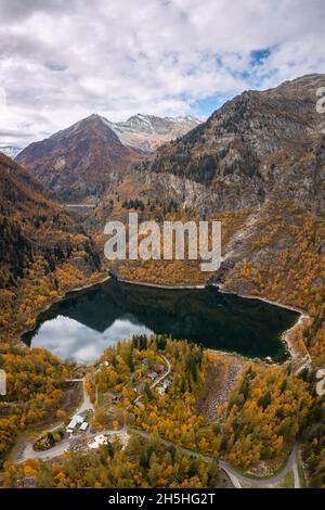 Vista sul Lago d'Antrona e la diga del Lago Campliccioli in autunno. Antrona, Valle Antrona, Piemonte, Verbano Cusio Ossola, Italia. Foto Stock