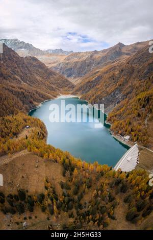 Vista sul Lago dei cavalli e la sua diga con Pizzo d'Andolla. Alpe Cheggio, Valle Antrona, Piemonte, Verbano Cusio Ossola, Italia. Foto Stock