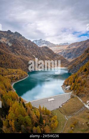 Vista sul Lago dei cavalli e la sua diga con Pizzo d'Andolla. Alpe Cheggio, Valle Antrona, Piemonte, Verbano Cusio Ossola, Italia. Foto Stock