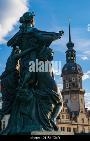 20 maggio 2019 Dresda, Germania - Chiesa di Hofkirche e scultura 'Der Morgen' al tramonto Foto Stock