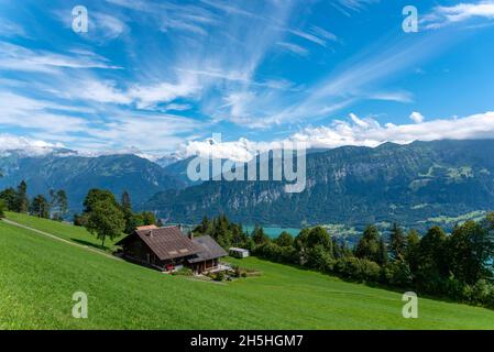 Paesaggio con il lago di Thun, sullo sfondo il trionfato Bernese Eiger, Moench e Jungfrau, Beatenberg, Oberland Bernese, Svizzera Foto Stock