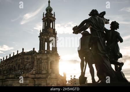 20 maggio 2019 Dresda, Germania - Chiesa di Hofkirche e scultura 'Der Morgen' al tramonto Foto Stock