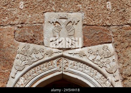 Rilievo dell'aquila a doppia testa sulla Chiesa di Agios Spiridon, simbolo della Chiesa Greco Ortodossa, Old Kardamili Museum Village, Kardamili, Penisola mani Foto Stock