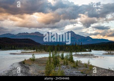Vista di una valle con il fiume in umore di sera, Pyramid Mountain, tramonto, Icefields Parkway, fiume Athabasca, Jasper National Park, Alberta, Canada Foto Stock