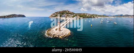 Veduta aerea, Spagna, Isole Baleari, Maiorca, Regione Andratx, Port d'Andratx, costa e porto naturale con faro Foto Stock