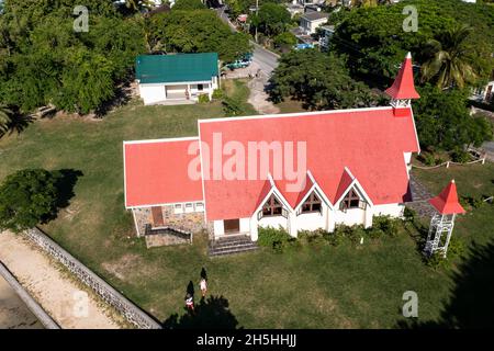 Vista aerea, spiagge e chiesa Notre-Dame Auxiliatrice de Cap Malheureux a Cap Malheureux Pamplemousses Regione, Mauritius Foto Stock