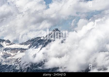 Cima Zugspitze, Zugspitzplatt, cima con Zugspitzbahn, Monti Wetterstein, Garmisch-Partenkirchen, Baviera, Germania Foto Stock