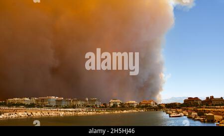 ANTALYA-MANAVGAT-SIDE, TURCHIA - 02 AGOSTO 2021: L'incendio della foresta che ha avuto inizio a Manavgat minaccia insediamenti e strutture turistiche. Foto Stock