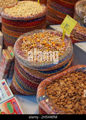 Sacchi di frutta secca mediterranea e mix di frutta secca tostata ricoperta di zucchero di cruncy a Istanbul, Turchia Foto Stock