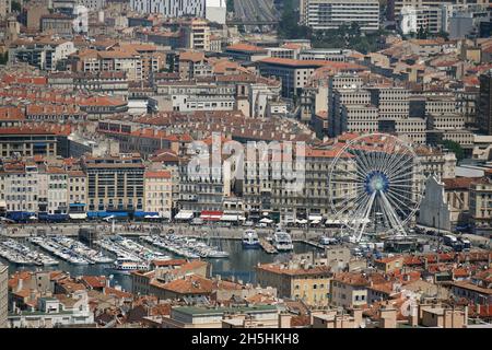 Vista di Marsiglia da Notre-Dame de la Garde, Porto Vecchio, ruota panoramica, Marsiglia, Francia Foto Stock