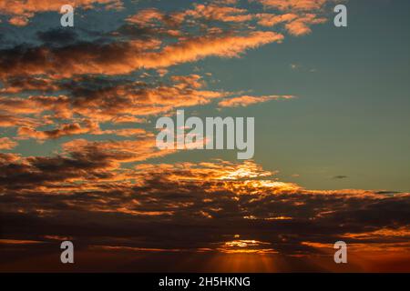 Tramonto drammatico dietro le nuvole con i raggi del sole, a Chebel Beau Bassin, Mauritius Foto Stock