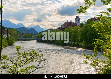 26 maggio 2019 Fussen, Germania - fiume Lech nelle Alpi bavaresi Foto Stock