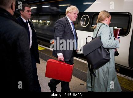 Londra, Regno Unito. 10 novembre 2021. IL primo ministro britannico BORIS JOHNSON arriva alla stazione di Euston per viaggiare in treno a Glasgow per un aggiornamento sui negoziati alla COP26 Climate Conference. Photo credit: Ben Cawthra/Sipa USA **NO UK SALES** Credit: Sipa USA/Alamy Live News Foto Stock