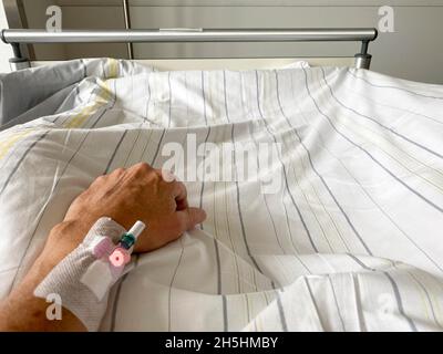 Braccio di un paziente con PVK, PVVK, accesso endovenoso, catetere endovenoso periferico, catetere endovenoso periferico, accesso a vena, ospedale Foto Stock