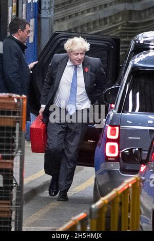 Il primo ministro Boris Johnson arriva all'ingresso posteriore della stazione ferroviaria di Euston, Londra, il 10 novembre 2021. È dovuto prendere il treno di ritorno a. Foto Stock