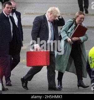 Il primo ministro Boris Johnson arriva all'ingresso posteriore della stazione ferroviaria di Euston, Londra, il 10 novembre 2021. È dovuto prendere il treno di ritorno a. Foto Stock