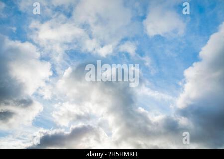 Le nuvole di stratocumuli e le finestre blu del cielo formano una spettacolare formazione di nubi nel cielo durante la tempesta di Foehn Foto Stock