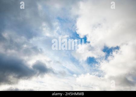 Le nuvole di stratocumuli e le finestre blu del cielo formano una spettacolare formazione di nubi nel cielo durante la tempesta di Foehn Foto Stock