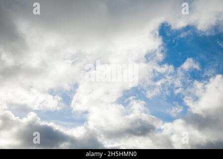 Le nuvole di stratocumuli e le finestre blu del cielo formano una spettacolare formazione di nubi nel cielo durante la tempesta di Foehn Foto Stock