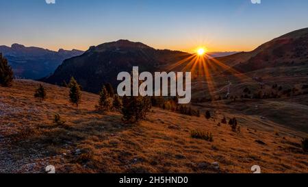 Tramonto, pascoli alpini nei pressi di Santa Cristina in Val Gardena, Alto Adige, Dolomiti, Italia Foto Stock