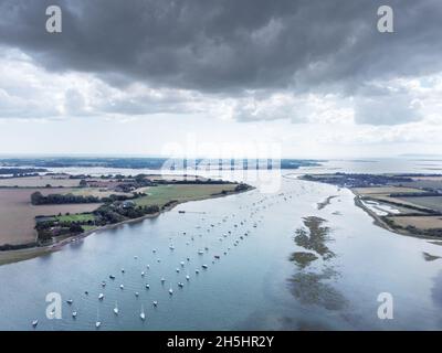 Immagine aerea da bosham guardando giù l'estuario verso il porto di Chichester e verso il mare Foto Stock