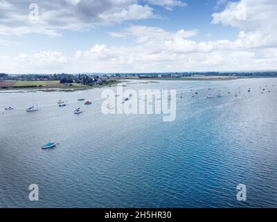 Immagine aerea da bosham guardando giù l'estuario verso il porto di Chichester e verso il mare Foto Stock