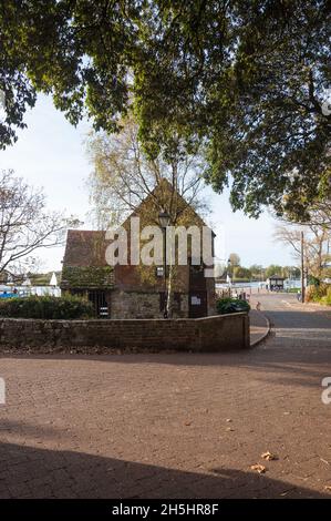 Luogo Mill. Un mulino ad acqua medievale situato alla confluenza di Rivers Stour e Avon a Christchurch, Dorset, Inghilterra, Regno Unito. Foto Stock