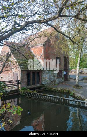 Luogo Mill. Un mulino ad acqua medievale situato alla confluenza di Rivers Stour e Avon a Christchurch, Dorset, Inghilterra, Regno Unito. Foto Stock