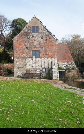 Luogo Mill. Un mulino ad acqua medievale situato alla confluenza di Rivers Stour e Avon a Christchurch, Dorset, Inghilterra, Regno Unito. Foto Stock