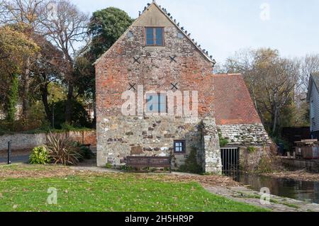 Luogo Mill. Un mulino ad acqua medievale situato alla confluenza di Rivers Stour e Avon a Christchurch, Dorset, Inghilterra, Regno Unito. Foto Stock