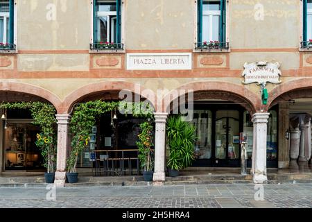 Scorcio di Piazza della Libertà con segno tipico con il nome della strada, Bassano del Grappa, provincia di Vicenza, Veneto, Italia Foto Stock