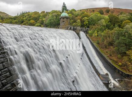 La diga di Pen y Garreg con cascata d'acqua sulla cima nella vista di Elan ValleySide, Side on View, Foto Stock