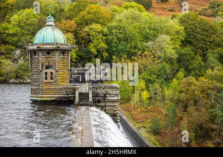 Una vista della diga di Pen y Garreg nella valle di Elan in ottobre con acqua che scorre sulla cima Foto Stock