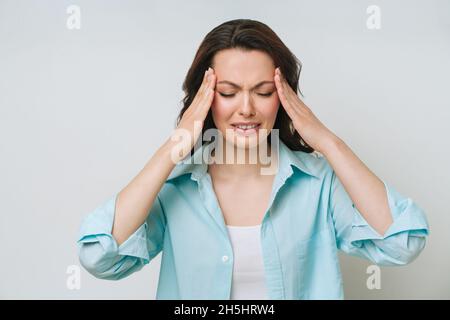 Una donna soffre di emicrania Foto Stock
