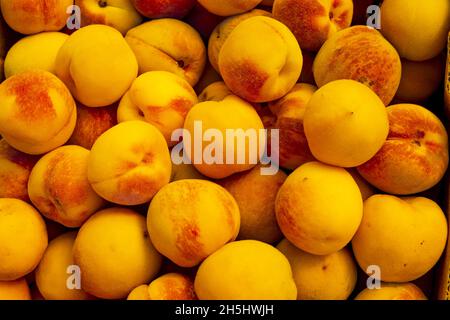 Mucchio di pesche fresche mature in un mercato all'aperto Foto Stock