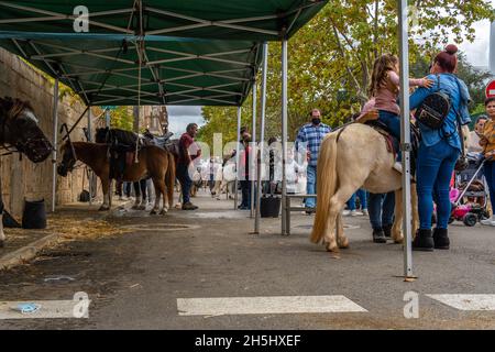 Porreres, Spagna; ottobre 31 2021: Fiera annuale autunnale nella città di Porreres, tenutasi il 31 ottobre. Azienda dedicata ai giochi di pony per bambini Foto Stock