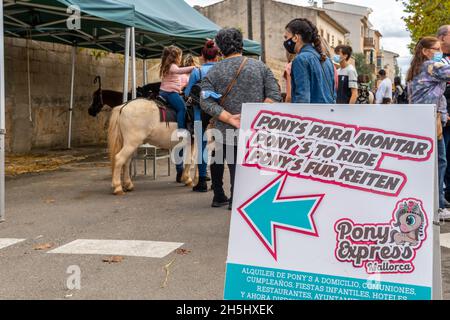 Porreres, Spagna; ottobre 31 2021: Fiera annuale autunnale nella città di Porreres, tenutasi il 31 ottobre. Azienda dedicata ai giochi di pony per bambini Foto Stock