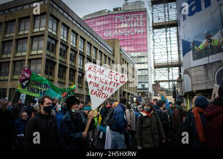 Un gruppo di manifestanti e attivisti del clima marciano attraverso George Square a Glasgow, dimostrando che la gente fa Glasgow Foto Stock