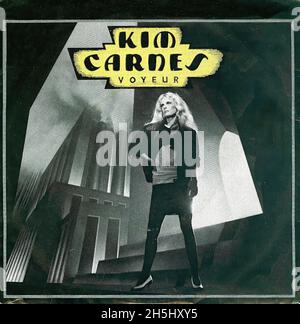 Copertina singola vintage - Carnes, Kim - Voyeur - D - 1982 02 Foto Stock