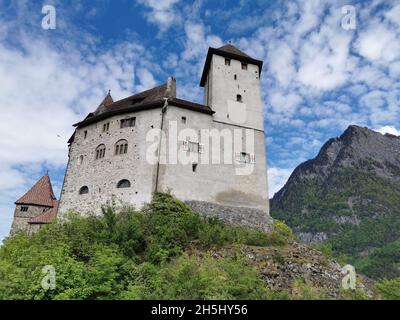 Inquadratura a basso angolo del famoso castello storico di Gutenberg nel Liechtenstein contro un cielo blu nuvoloso Foto Stock