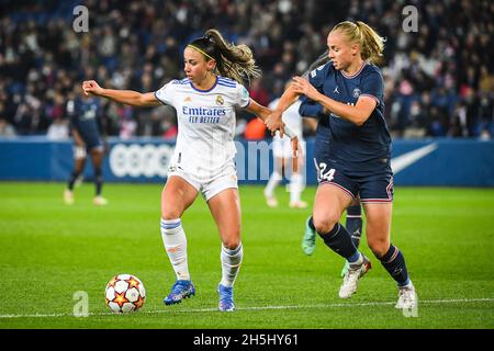 Parigi, Francia - 9 novembre 2021, Athenea DEL CASTILLO BEIVIDE del Real Madrid e Pauline DUDEK del PSG durante la UEFA Women's Champions League, partita di calcio del Gruppo B tra Parigi Saint-Germain e Real Madrid il 9 novembre 2021 allo stadio Parc des Princes di Parigi, Francia - Foto Matthieu Mirville / DPPI Foto Stock