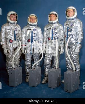 (13 aprile 1964) --- da sinistra a destra ci sono gli astronauti John W. Young, Virgil I. Grissom, Walter M. Schirra Jr. E Thomas P. Stafford. Gemini III incarichi di equipaggio sono i seguenti: Grissom, pilota al comando; giovane, pilota, in prima equipaggio, con Schirra (pilota al comando) e Stafford (pilota) che servono da alternati. Foto Stock